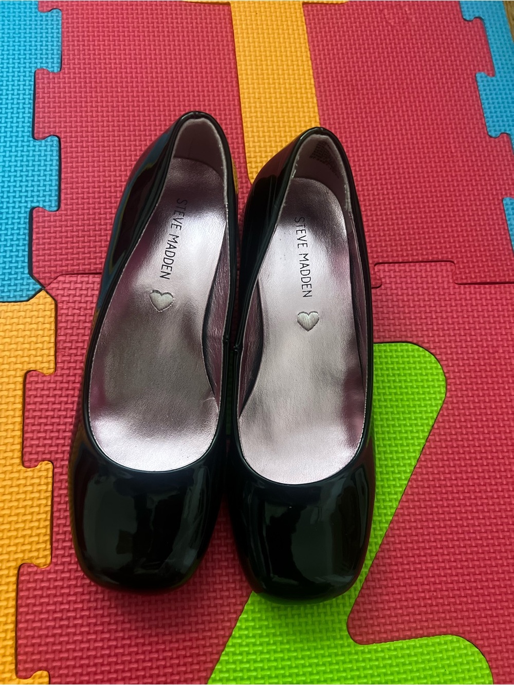 Steve Madden Black Patent Round-Toe Pumps with Pink Insole